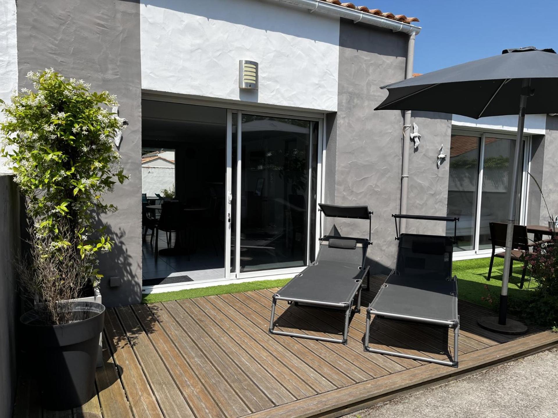 La Tranquilite Bleue - Maison Avec Parking Cloture 莱萨布勒-多洛讷 外观 照片